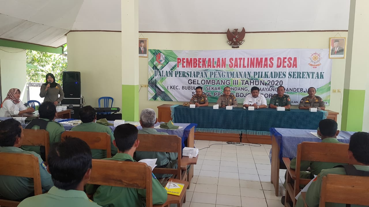 Pembekalan Satlinmas Desa di Pendopo Kecamatan Bubulan
