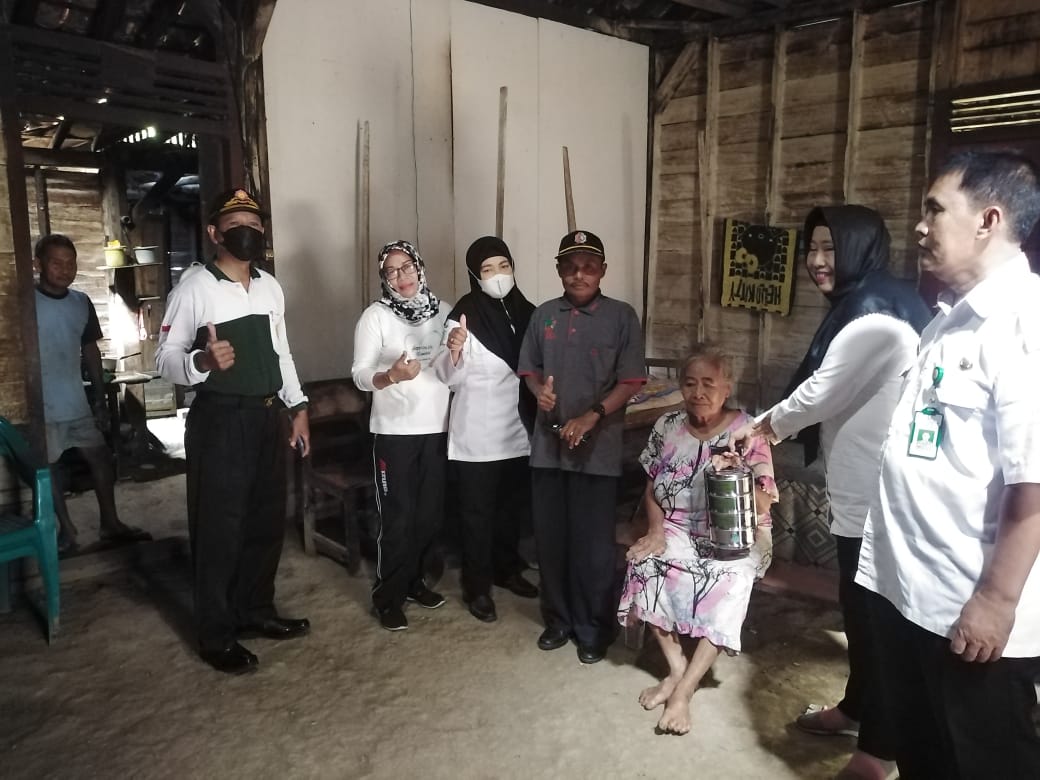 Pembagian "Rantang Kasih Moe" di kecamatan Bubulan sebagai Wujud Untuk Peningkatan Gisi Lansia