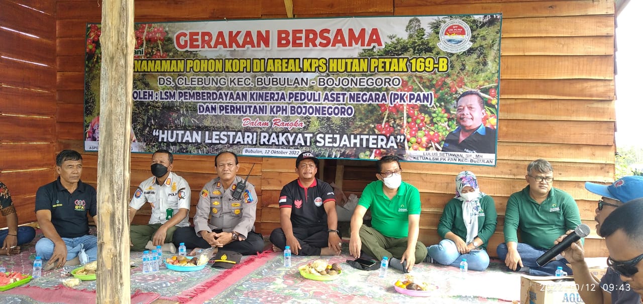 PENANAMAN BERSAMA LSM PK PAN DAN PERHUTANI KPH BOJONEGORO