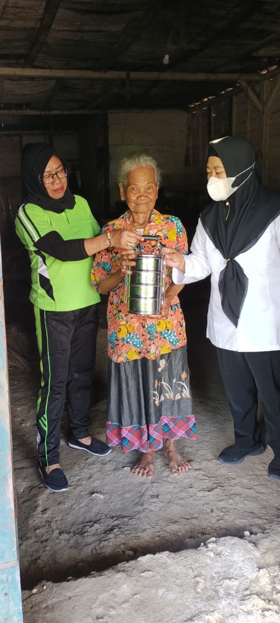 Pembagian Makanan dan Minuman Lansia