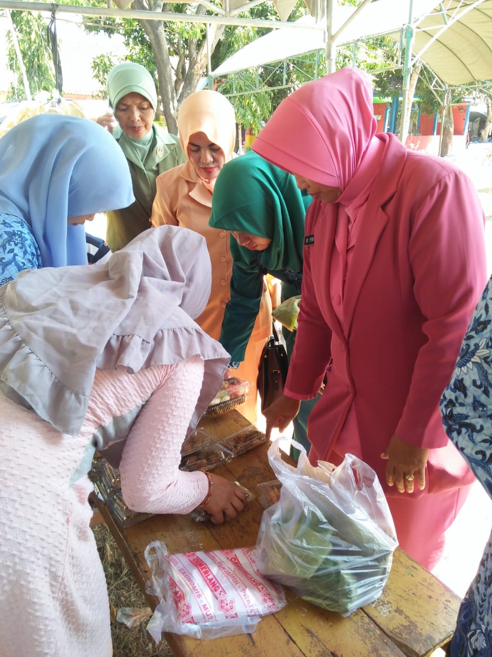 BAZAR DARI IBU DARMA WANITA DAN PKK KEC. BUBULAN