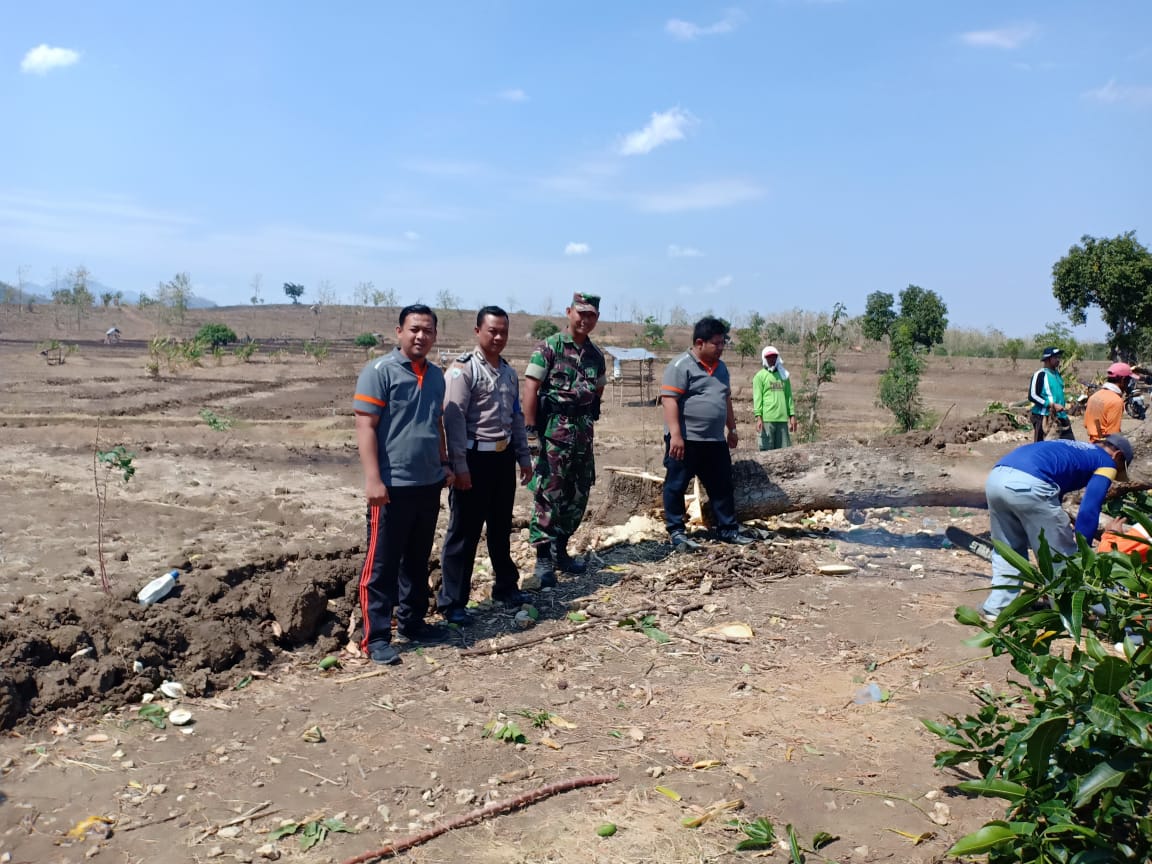 KARYA BAKTI TNI PEMBUATAN JL PERTANIAN (10/10/19)