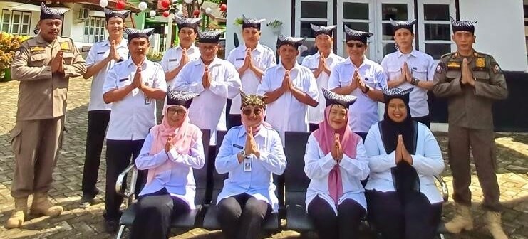 Camat dan seluruh Staf Kecamatan Bubulan<BR>Berupaya memberikan pelayanan terbaik dengan sepenuh hati